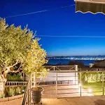 Thea Seaview Luxury Living בית נופש